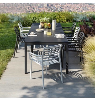 Set da giardino composto da tavolo Rio 140 con sedie Doga Nardi.